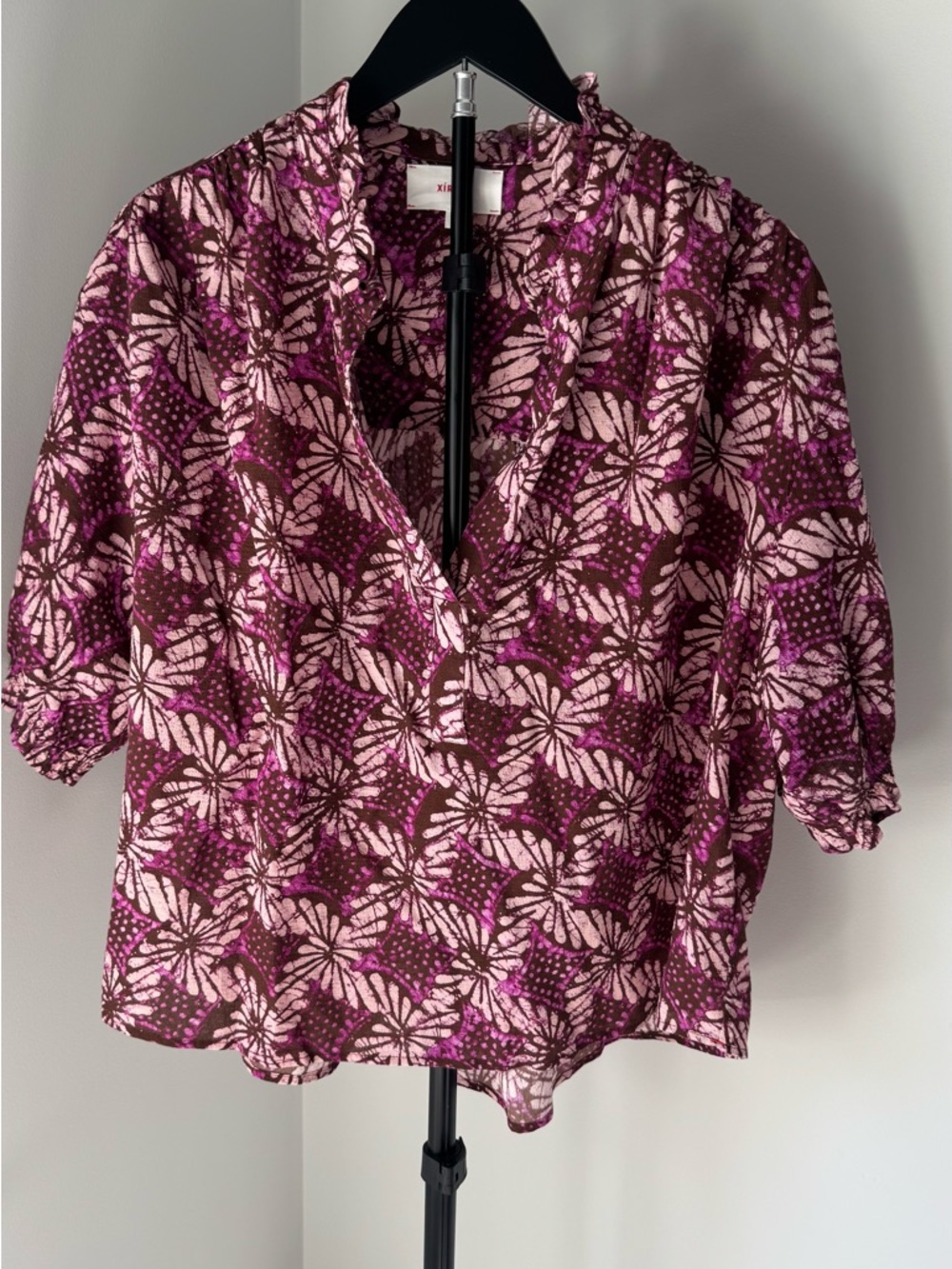 Xirena Floral Print V-Neck Women’s Blouse in Pink and Brown - Picture 3 of 10